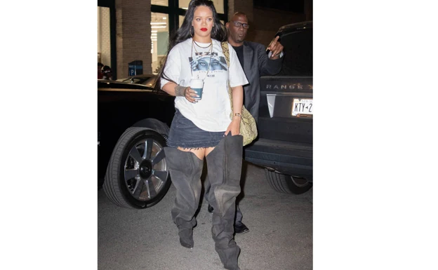 Rihanna paseando con las botas altas holgadas de Y/Project