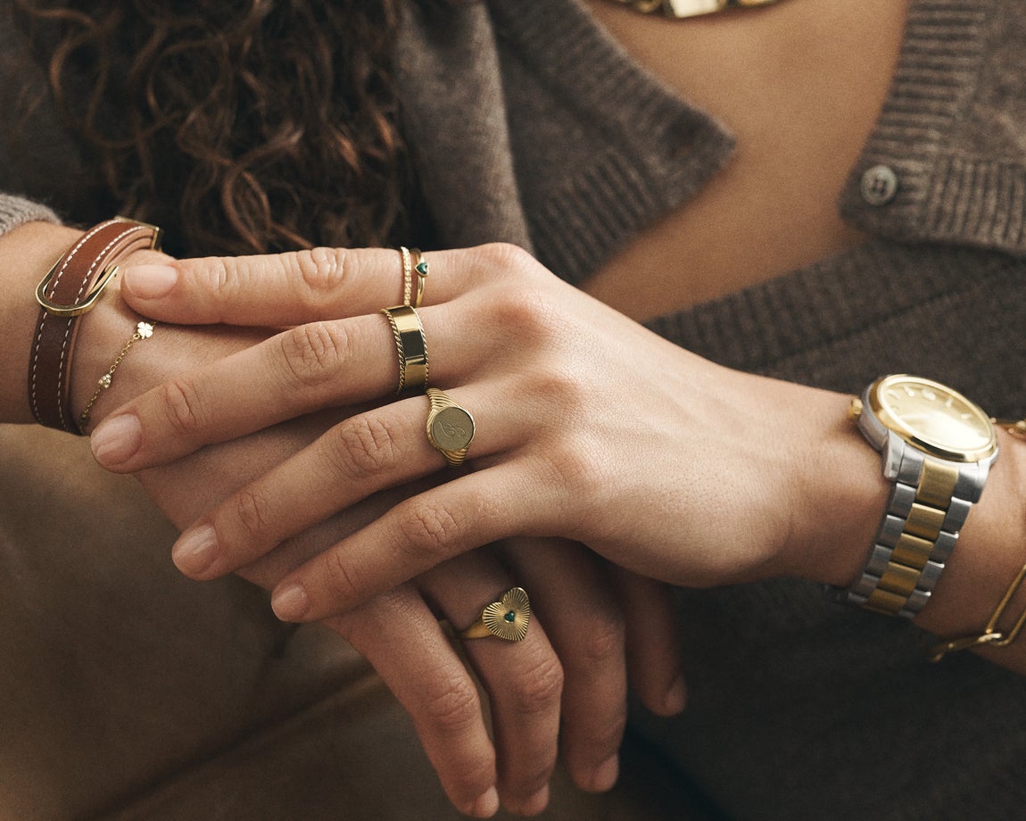 Las manos se mueven para todo, por lo que ellas también merecen lucir a la última. Añadiendo un par de anillos o pulseras se consigue un toque elegante. Los anillos de la imagen, de Fossil, tienen un precio que va de los 39 a los 49 euros.