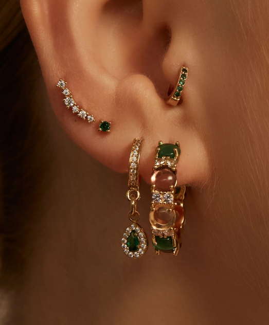 Salvo que el atuendo esté muy cargado, cualquier look invita a ponerse unos pendientes de cualquier tipo. Además, ahora está de moda llevar las orejas cargadas de piercing que aportan carisma. Los de la imagen son de Apodemia y el aro grande concretamente cuesta 129 euros (el par).