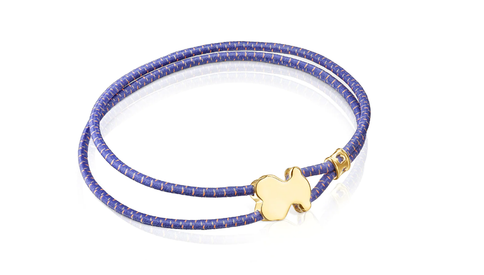 Las pulseras, junto con  anillos o pendientes,  son otro de los complementos que potencian un look. Si son finas y ligeras harán del 'outfit' algo más sofisticado. Si, en cambio, se opta por cuerdas de colores o con bolas llamativas, se consigue un modelito más personal. La pulsera de la imagen es de Tous, cuesta 55 euros y puede grabarse un nombre o frase en el osito.
