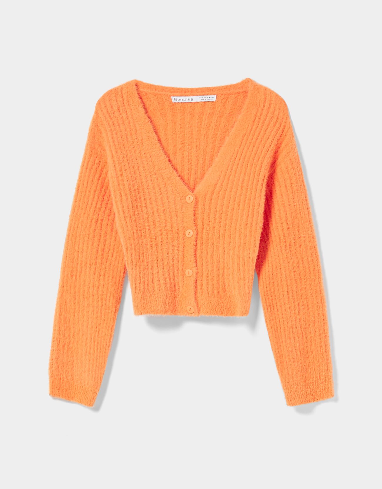 Cárdigan de punto con efecto pelo y cuello a pico: 22,99 euros en Bershka.