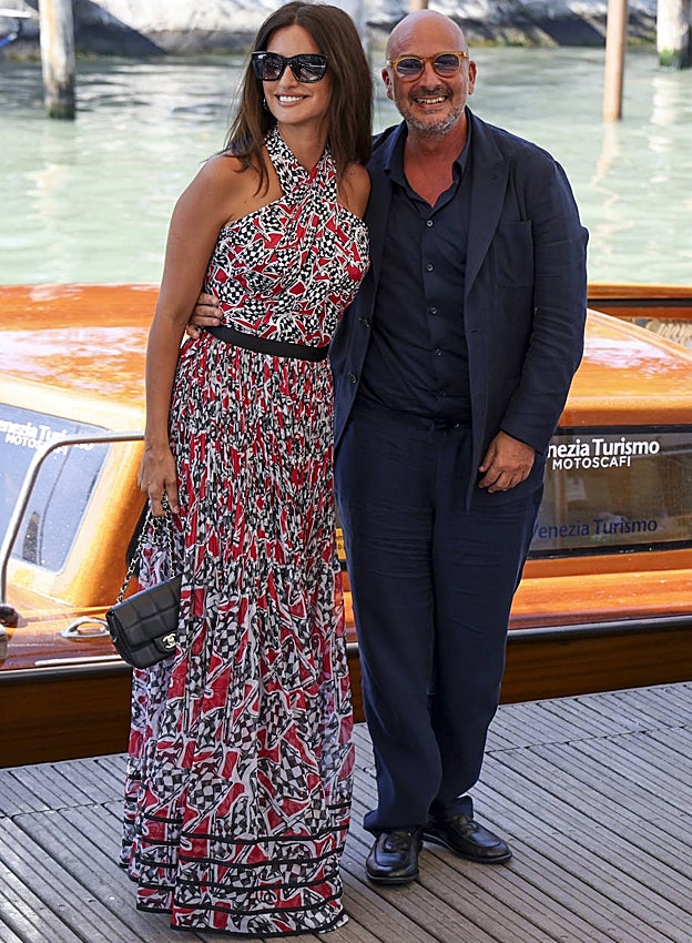 Penélope Cruz con vestido vaporoso de Chanel, junto al director Emanuele Crialese, a su llegada al Festival de Venecia.