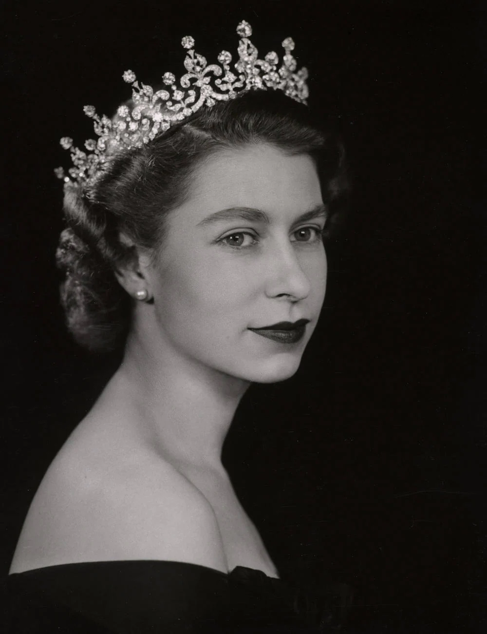 Isabel II de Inglaterra en 1952, recién ascendida al trono. Lleva la tiara 'The Girls of Great Britain e Irlanda' que data de 1893. 