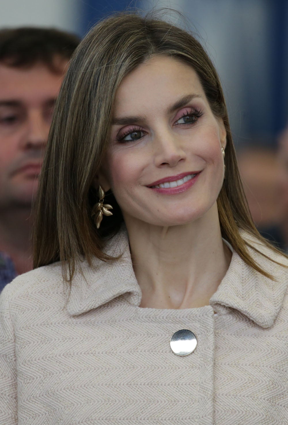 En 2016 vuelve a su melena larga, y empieza a usar extensiones de pestañas para abrir y rejuvenecer la mirada. 