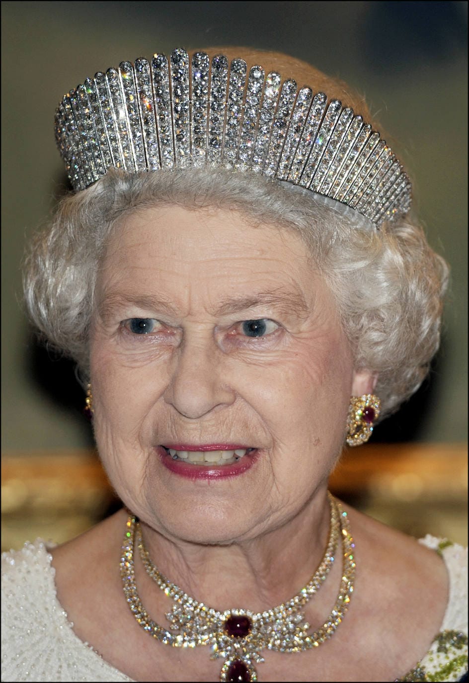 La tiara Kokoshnik de diamantes perteneció a la reina Alejandra de Dinamarca y es una de las joyas más ha utilizado Isabel II. 