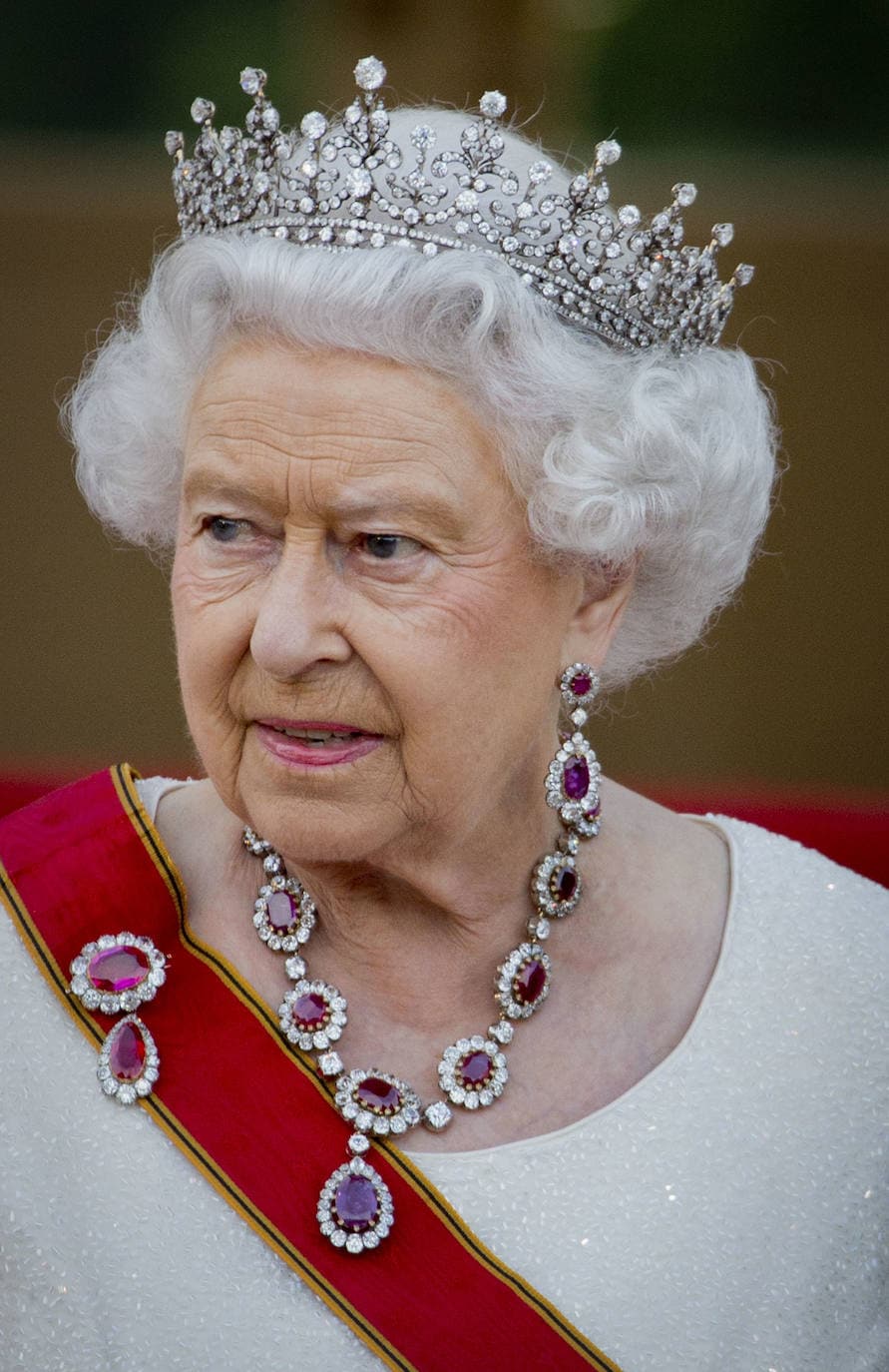 La reina de Inglaterra con los rubíes de la Corona que datan de la época de la reina Victoria. 