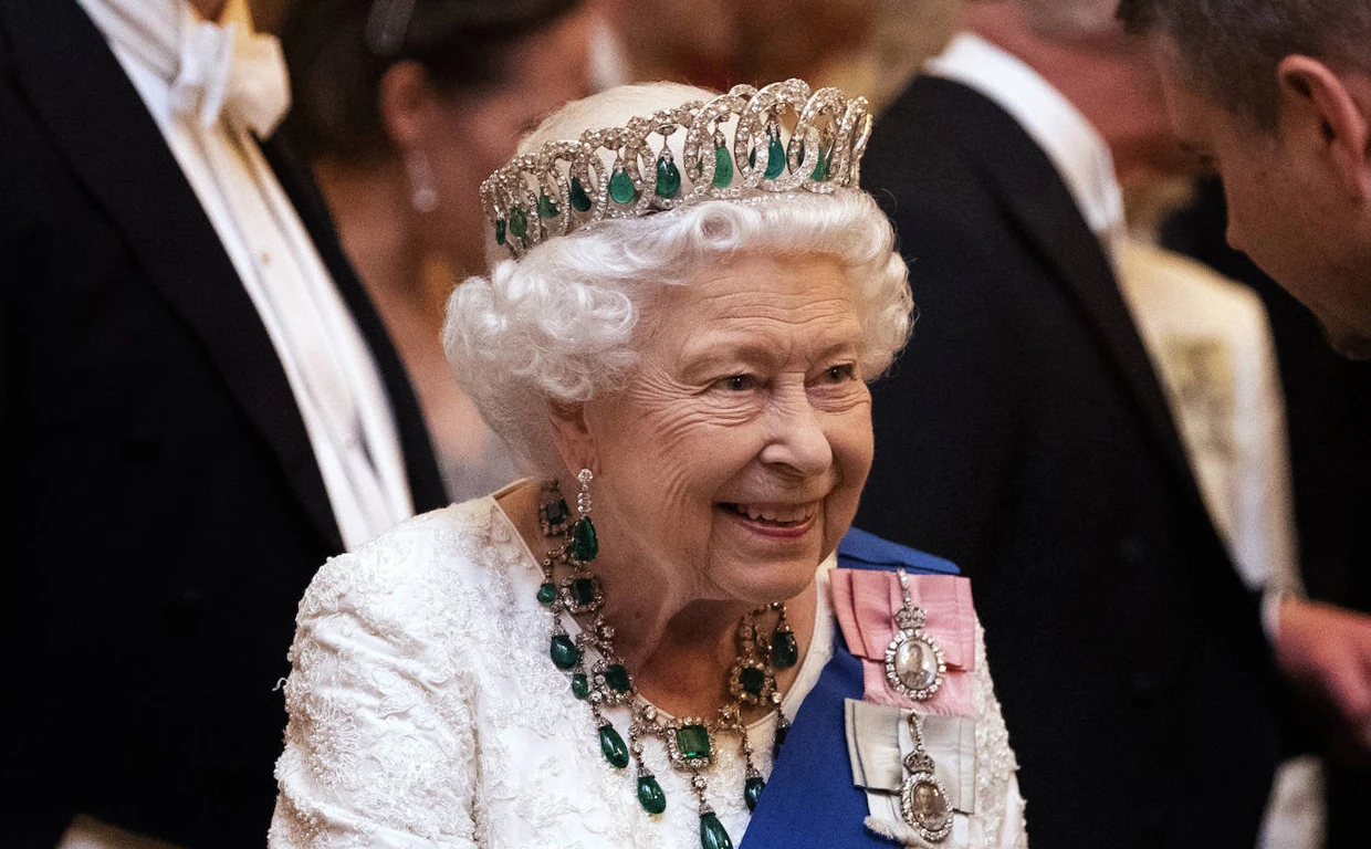 La colección de joyas de la reina Isabel II de Inglaterra incluye tiaras, collares, pendientes y broches con años de historia.