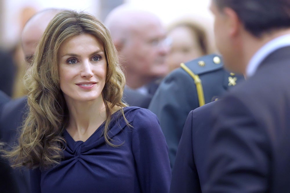 En 2010 doña Letizia lucía el pelo más largo y con mechas rubias. Además, empieza a usar la raya en el medio, un cambio sutil que, sin embargo, tiene la capacidad de cambiar la expresión del rostro. 