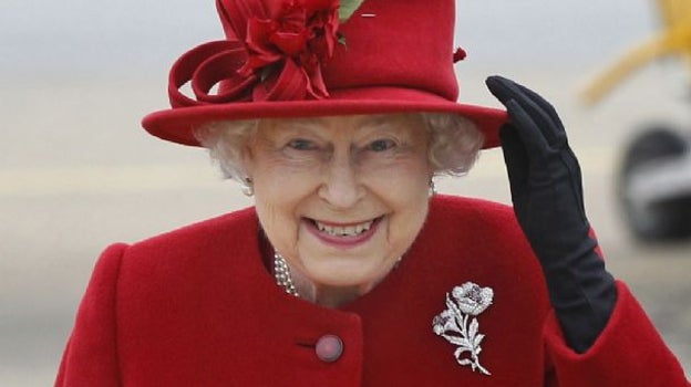 La Reina Isabel II con sombrero rojo