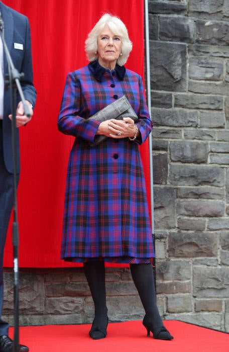 Camilla con uno de sus estilismos más comentados: un abrigo de tartán en azul y rosa, un look elegante y sobrio.