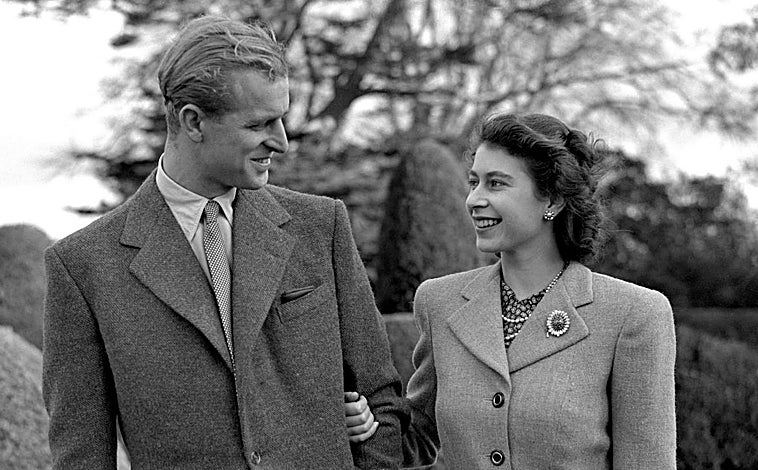 Imagen principal - La soberana se ha mantenido siempre fiel a su pelo corto y rizado. 