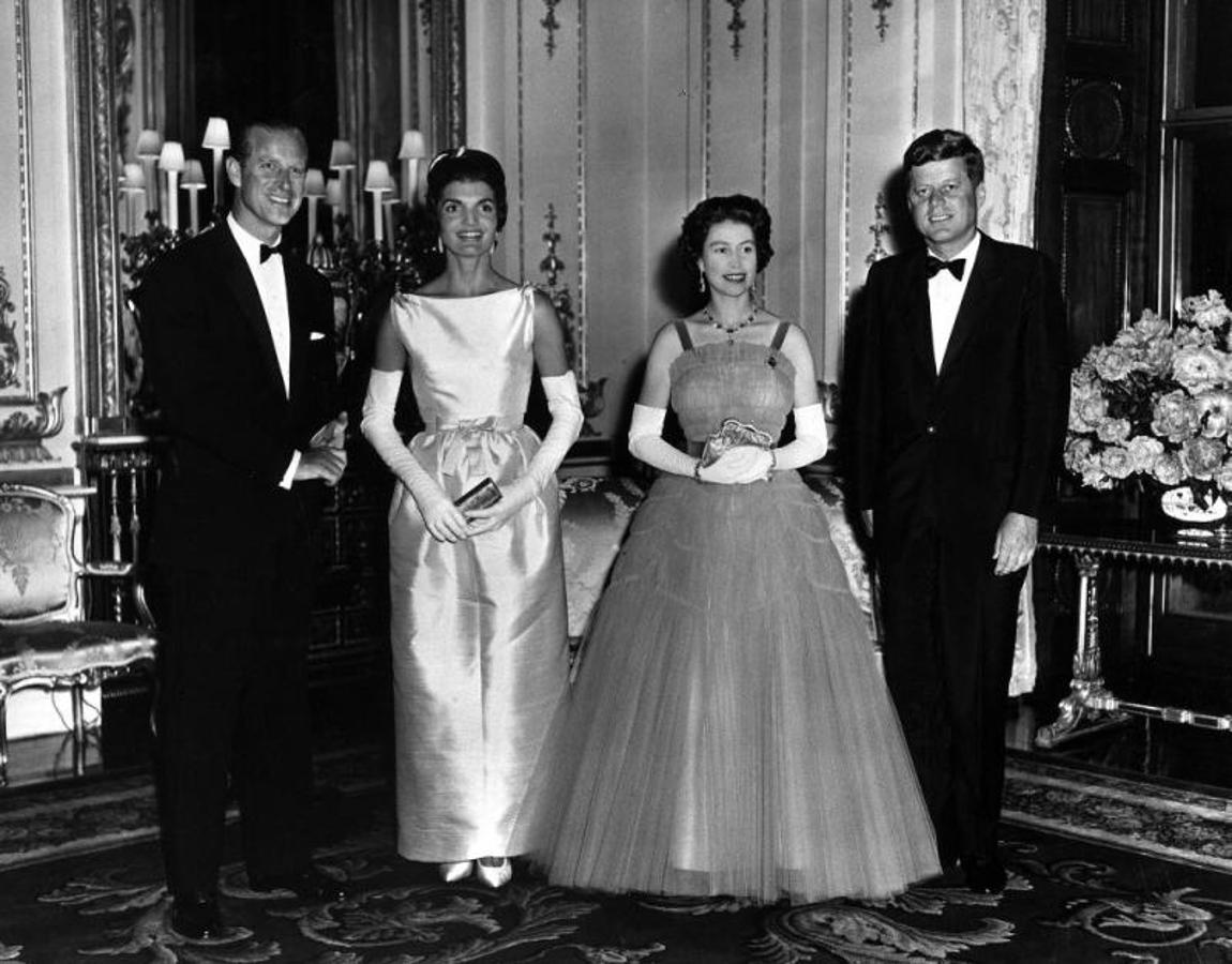 En junio de 1961, John F. Kennedy visitaba a la Familia Real en Inglaterra junto a su esposa, Jacqueline Kennedy, uno de los personajes más elegantes y emblemáticos de la época. Para la ocasión la Reina escogió un vestido de tul en color azul que no pasó desapercibido.