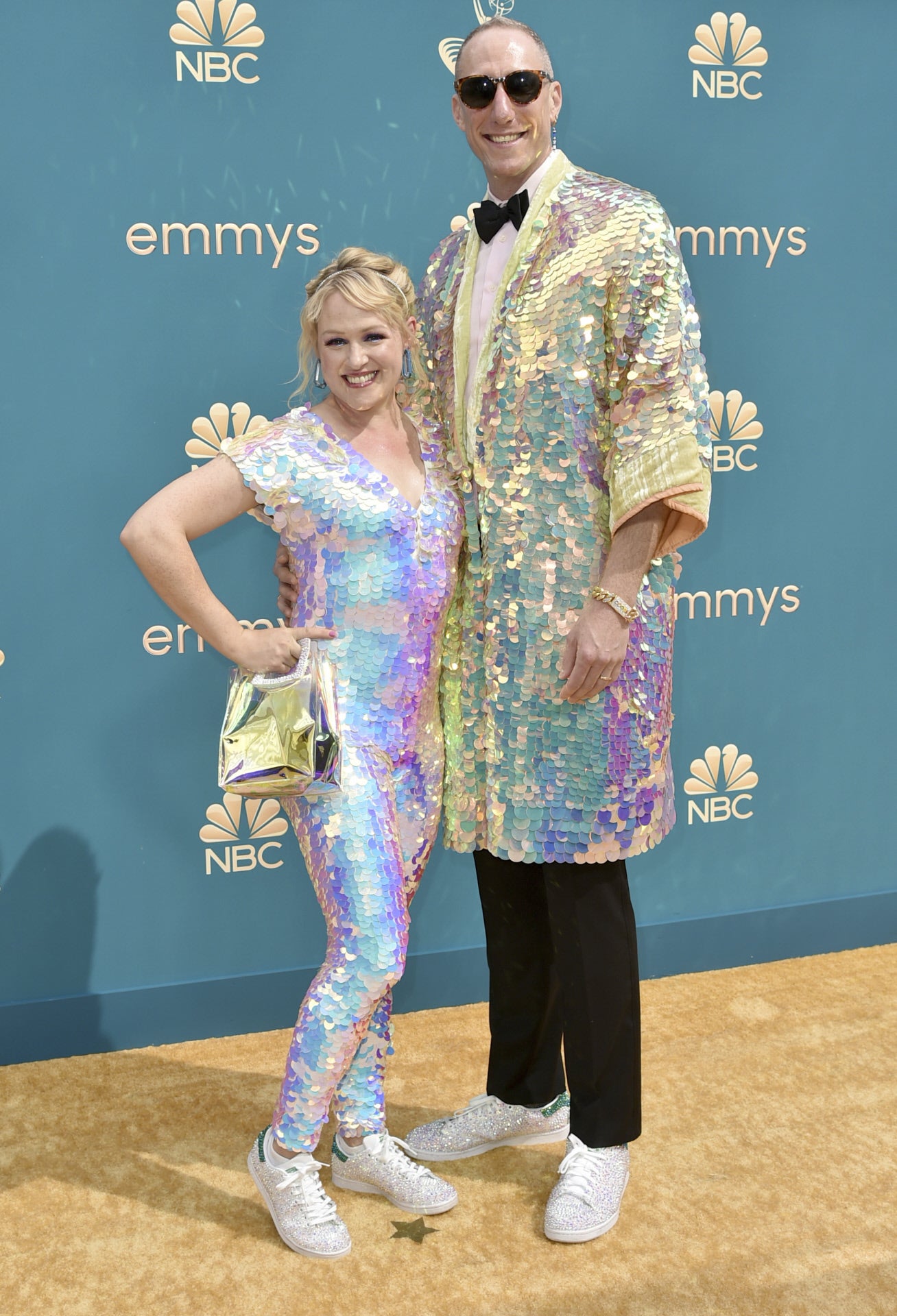Ariel Dumas y Andrew Ecker también ha puesto el toque de color a la gala, con dos atuendos a juego de brillantes en tonos amarillos, lilas y azules