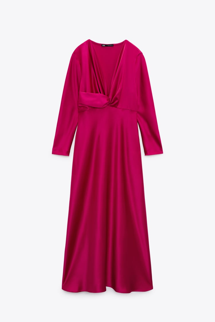 En el gigante de Inditex es muy fácil encontrar bonitos diseños por menos de 100 euros. Este en concreto es satinado con manga larga y nudo a la altura de la cintura. 39.95 euros en Zara.