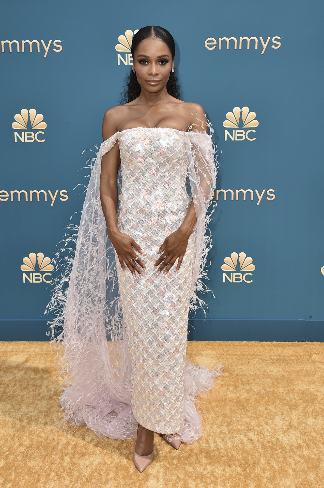 La reportera, actriz y personaje de televisión Zuri Hall, ha lucido un vestido strapless bañado con finas plumas