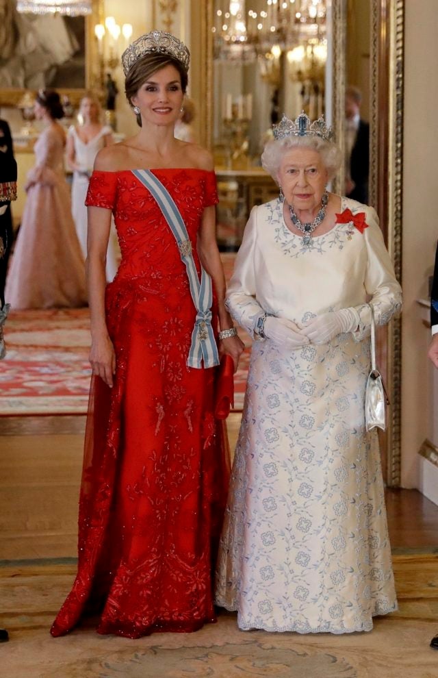 2017 - Durante una cena de gala junto a la fallecida Reina Isabel II en Londres, Letizia apostó por un favorecedor vestido rojo de su diseñador de cabecera, Felipe Varela. 