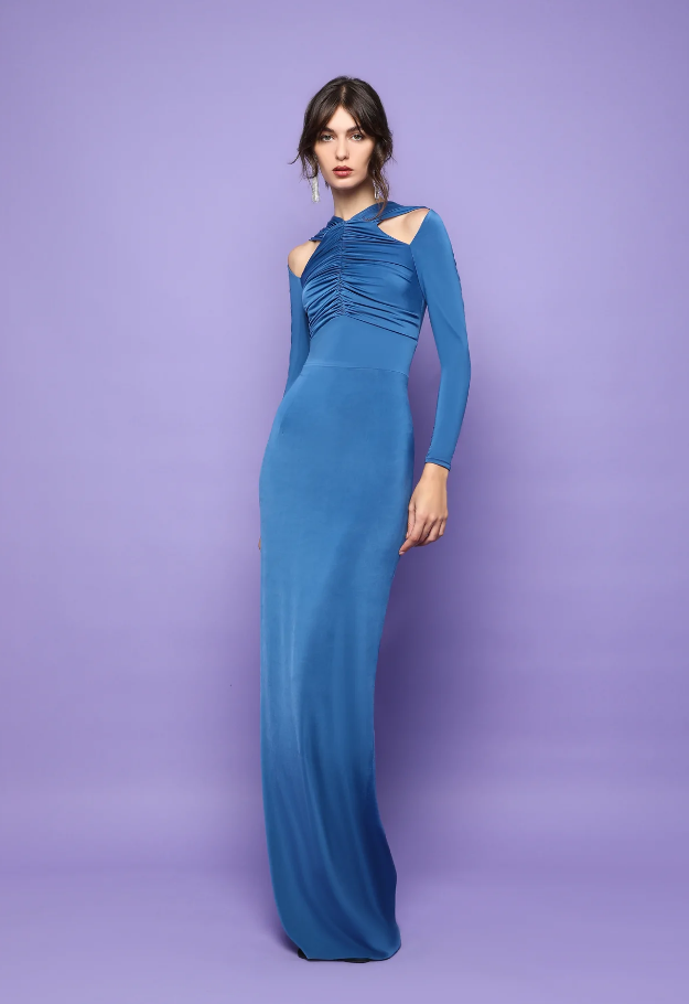 Vestido de punto con drapeado en el cuerpo y abertura que deja pasar la piel mostrando parte de los hombros. 98 euros en Victoria Colección.