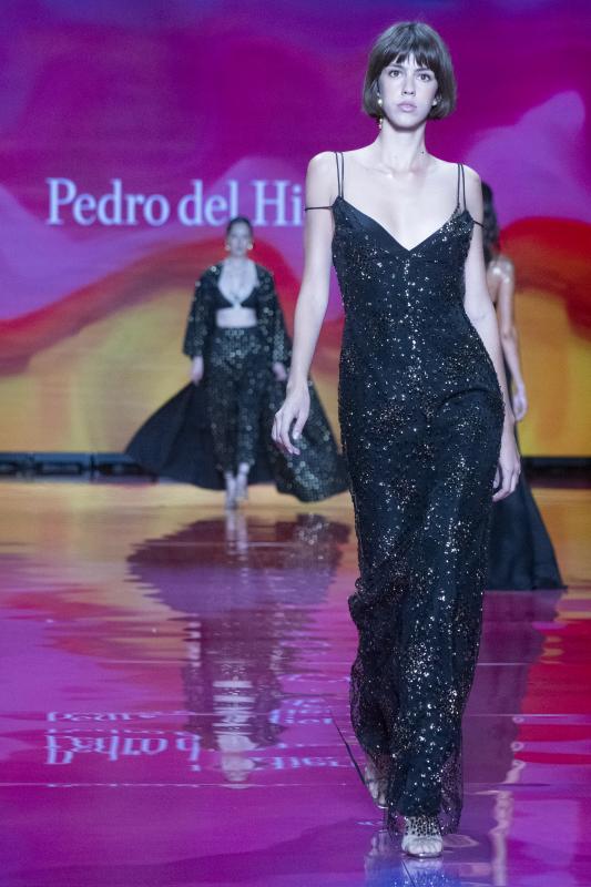 Cromáticamente, la colección hace uso de colores que componen el paisaje de una isla desierta: el color de la arena, el agua marina, las tonalidades de un atardecer desde la orilla.