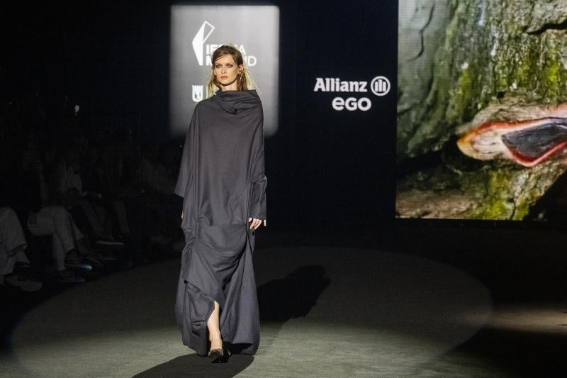 Arturo de la Rosa reconvierte las prendas