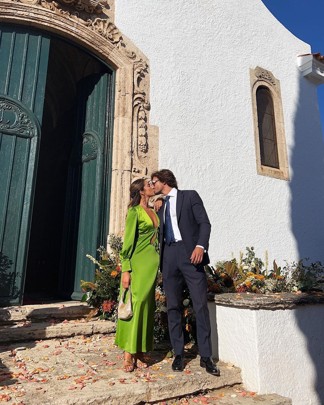 A 'influencer' Coco Constans escogió un vestido de color verde para asistir a la boda de su amiga y también 'influencer' Inés Arroyo, en este caso un diseño de Laagam, firma de la que la propia Inés es fundadora.