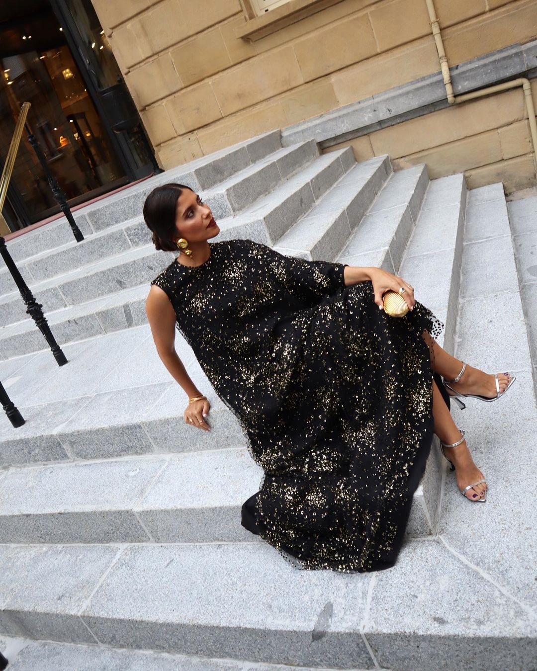 También en el Festival de San Sebastián, María G. de Jaime optó por un espectacular diseño de Pedro del Hierro. Otra opción con mangas asimétricas, en este caso en color negro con brillos. 