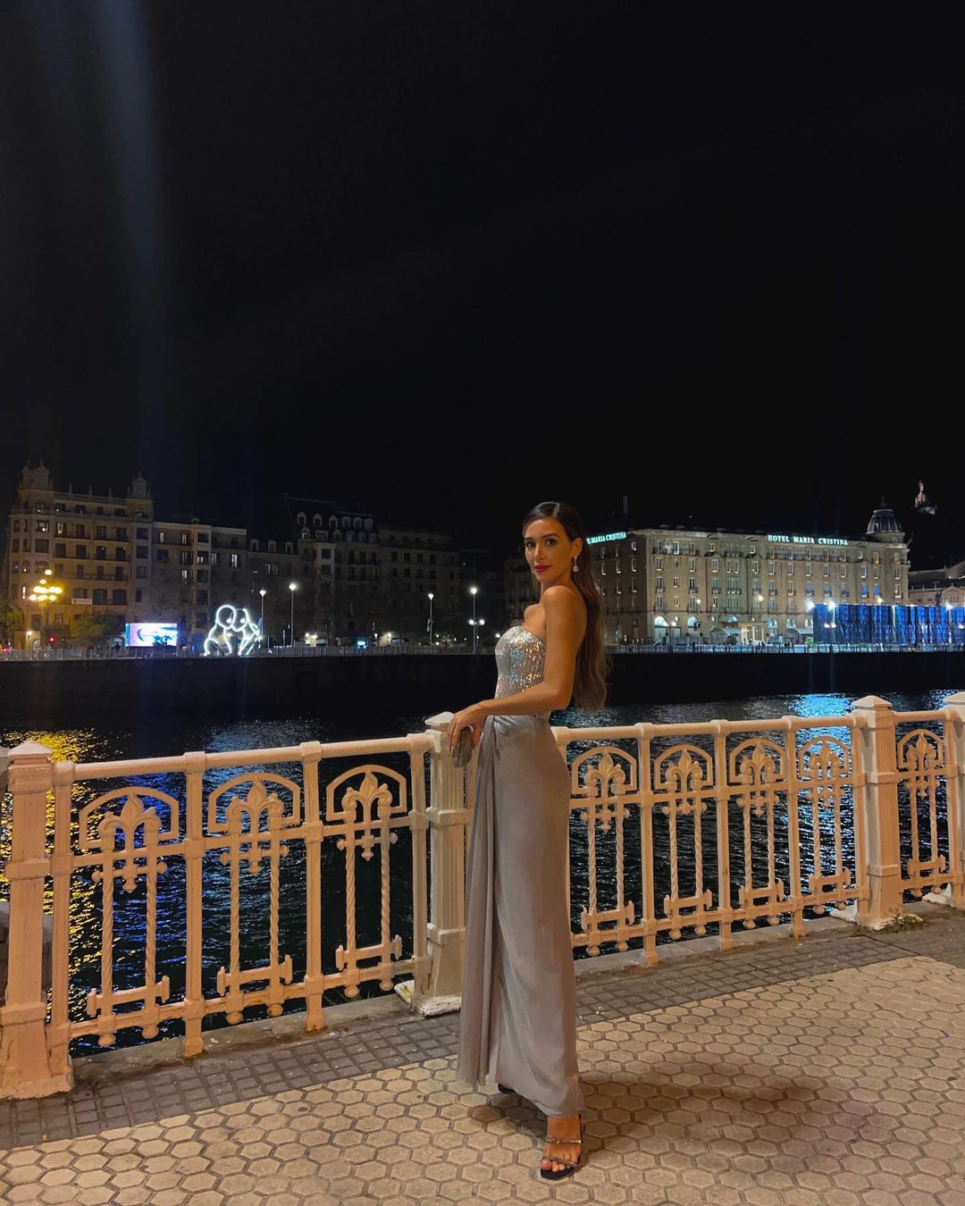 Rocío Osorno con vestido metalizado de Giorgio Armani para asistir al Festival de cine de San Sebastián. 