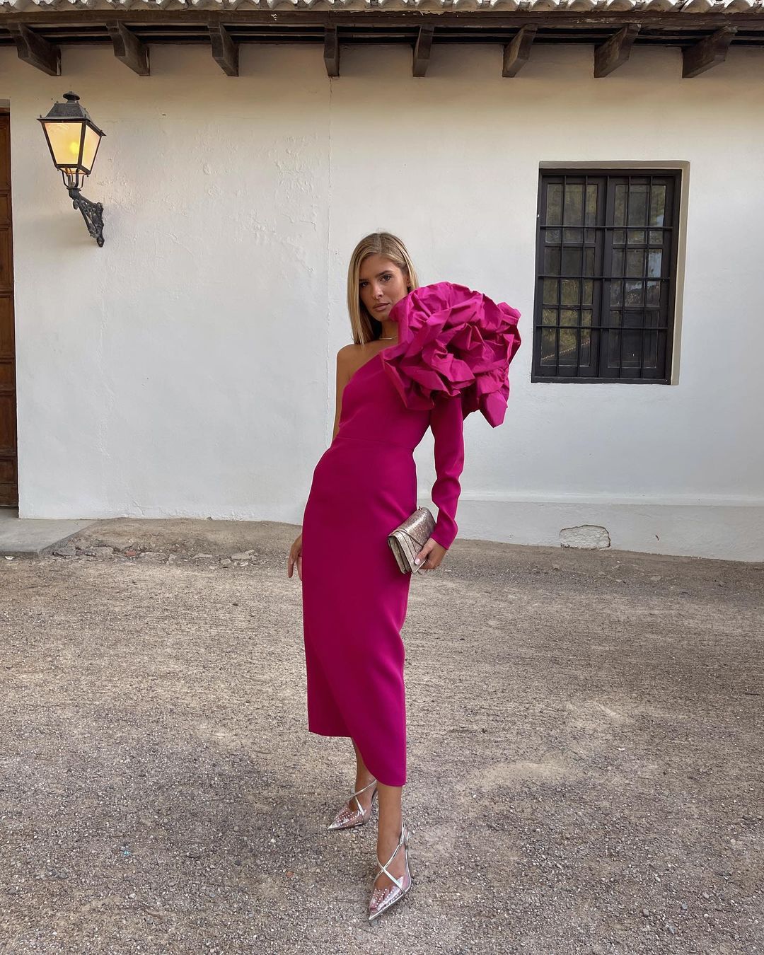 También para asistir a la boda de una amiga, Teresa Gonzalvo se decantó por un llamativo vestido de color fucsia. En este caso se trata de un diseño de Victoria Colección, la firma de Vicky Martín Berrocal con mangas asimétricas y una flor en uno de los hombros. 