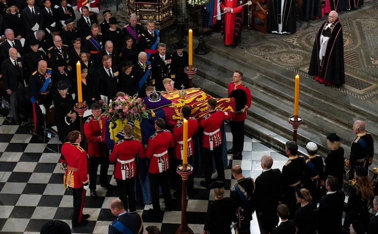 La reina de Inglaterra, pionera del 'dress code' de luto