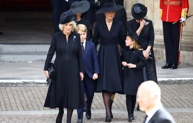 Kate Middleton junto a Camila de Reino Unido, el Príncipe Jorde de Gales y Carlota de Gales