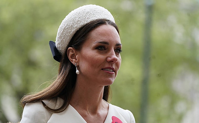 Imagen principal - Los tocados más pequeños se pueden llevar con la melena suelta, pero las pamelas es mejor combinarlas con un recogido. 