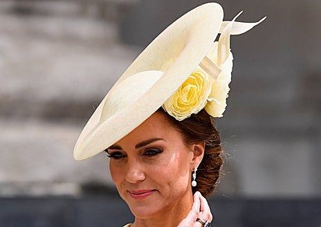 Imagen secundaria 1 - Meghan Markle, Kate Middleton y Letizia Ortiz luciendo diferentes tipos de tocados y peinados. 