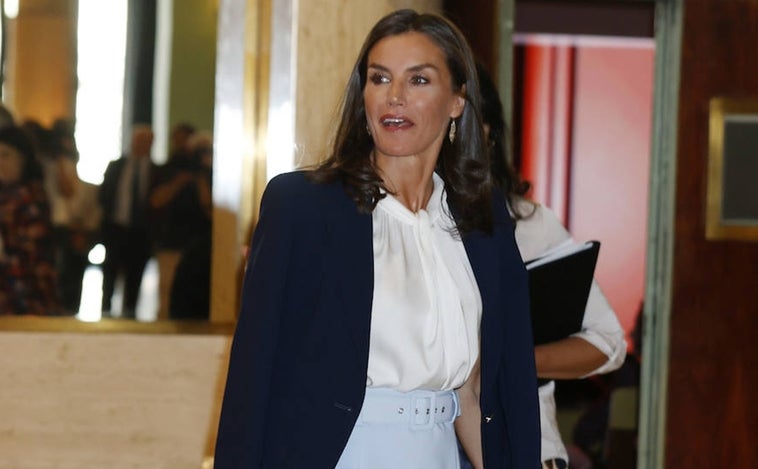 El look de oficina de la reina Letizia es la  opción más estilosa para el otoño