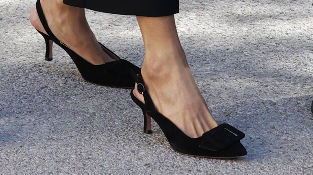 Los zapatos 'made in Spain' de la Reina: tacón cómodo y destalonados, un básico para el otoño.