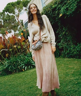 Imagen secundaria 2 - Imágenes de la campaña protagonizada por Victoria Federica y María G. de Jaime para Hoss Intropia