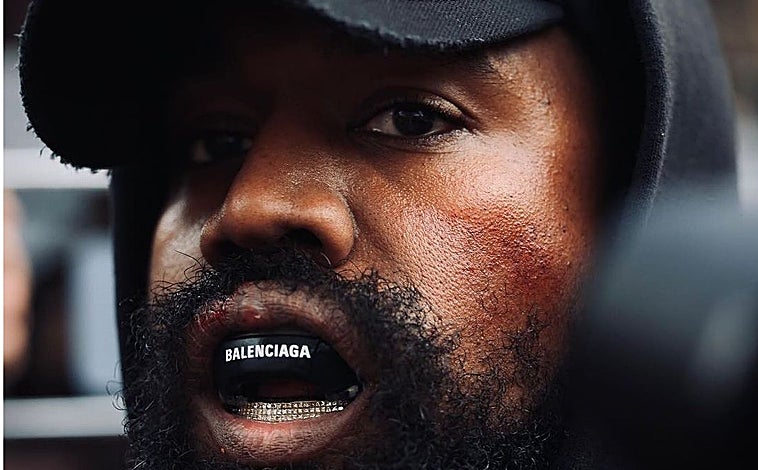 Imagen principal - Kanye West y las hermanas Khloe Kardasian y Kylie Jenner en distintos momentos del desfile de Balenciaga