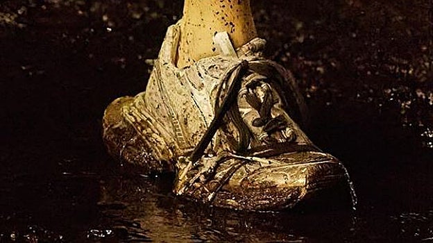 Detalles de lodo en uno de los looks con las famosas zapatillas de la marca