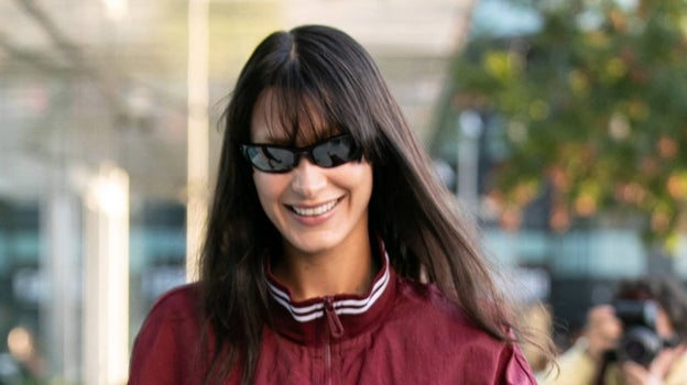 Bella Hadid también se apunta al flequillo cortina para darle un nuevo aire a su melena larga.