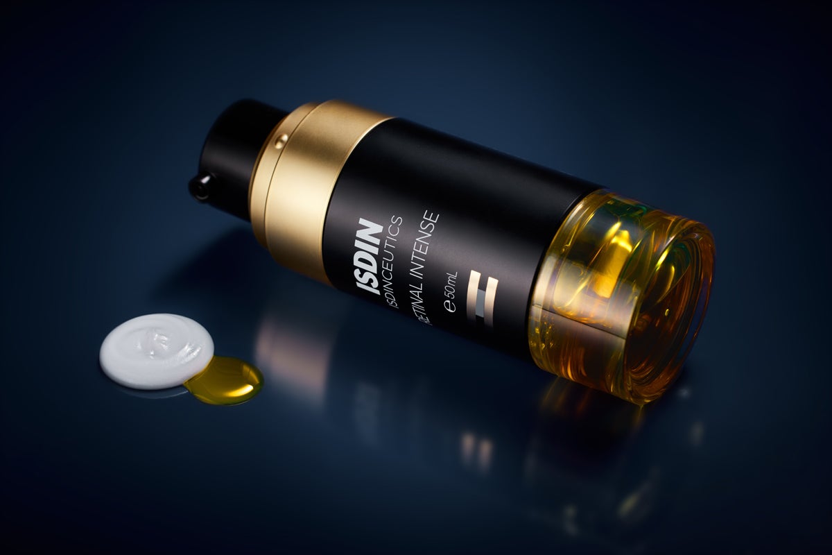 Retinal Intense de Isdin (69,45 euros). Sérum bifásico de noche que ayuda a acelerar la renovación celular cutánea. Formulado con un 0,1 % de retinaldehído, reduce visiblemente las arrugas y líneas de expresión para una piel más joven, uniforme y de aspecto más joven. Incluye ingredientes calmantes, como la niacinamida. Recomendado para incluir en la rutina de noche.