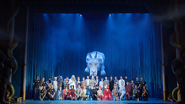 El elenco del musical saluda al final del preestreno que se hizo este jueves en el Teatro Calderón.