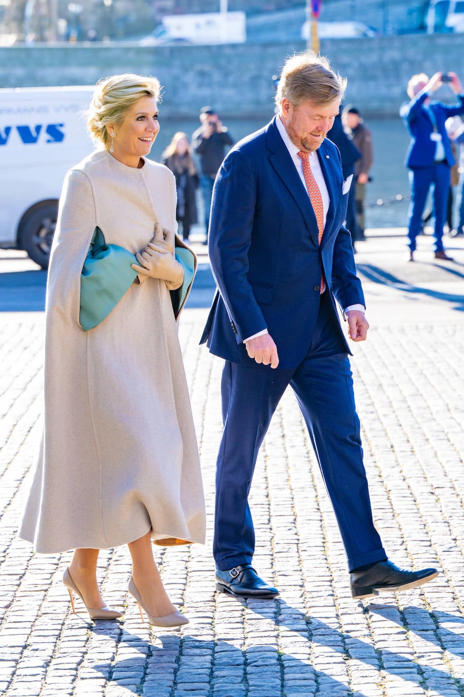 El segundo día de la visita oficial arrancaba con reuniones con empresarios. Para esta cita, Máxima de Holanda se decantaba por un vestido corto en color verde agua de la firma Natan. Encima llevaba de nuevo la capa de Valentino. Y como complementos los zapatos, la cartera y los guantes nude.