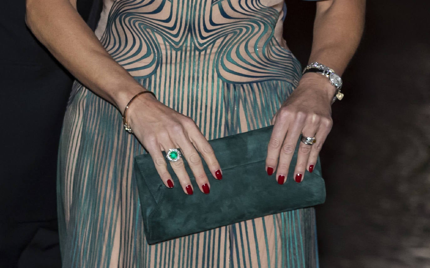 Máxima de Holanda cuida todos los detalles. Y durante su viaje oficial a Suecia ha lucido una bonita y elegante manicura en color rojo oscuro, un color clásico pero que esta temporada es tendencia.