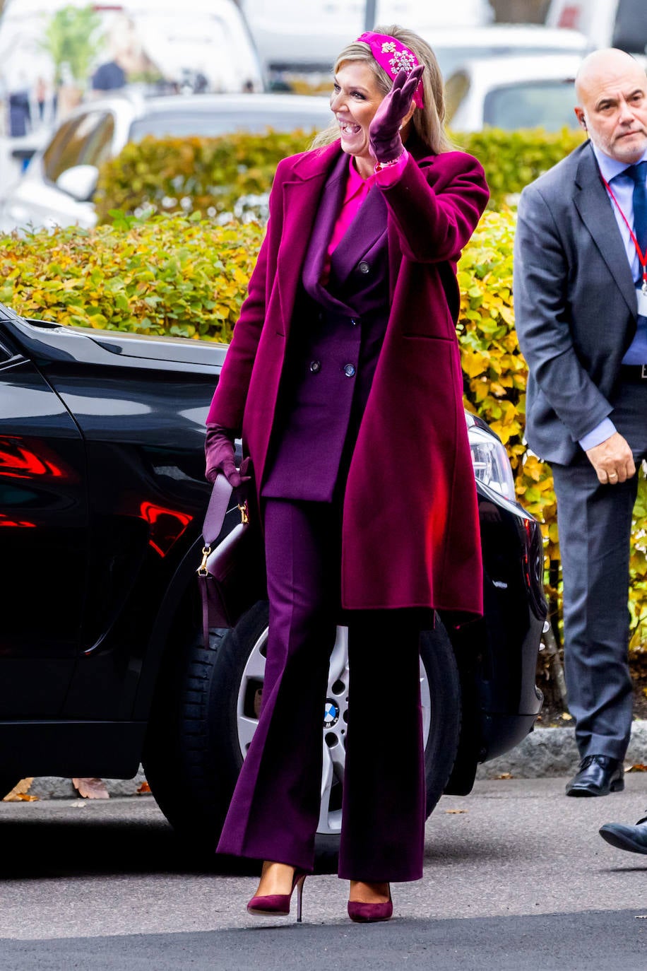 En el último estilismo de Máxima de Holanda en Suecia las firmas españolas son las protagonistas. La reina ha dado una lección de estilismo combinando el color berenjena y el fucsia. Para ello ha elegido un traje de Zara, formado por blazer y pantalón recto. Debajo asomaba una camisa en color fucsia, el mismo tono del abrigo, de Massimo Dutti. Lo combinaba con stilettos, bolso y guantes en color berenjena. Pero lo que más ha llamado la atención ha sido la diadema fucsia y con bordados, de la firma Namjosh.