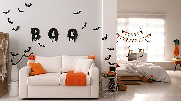 Las guirnaldas y pequeños adornos como murciélagos pueden ser suficiente para ambientar la estancia