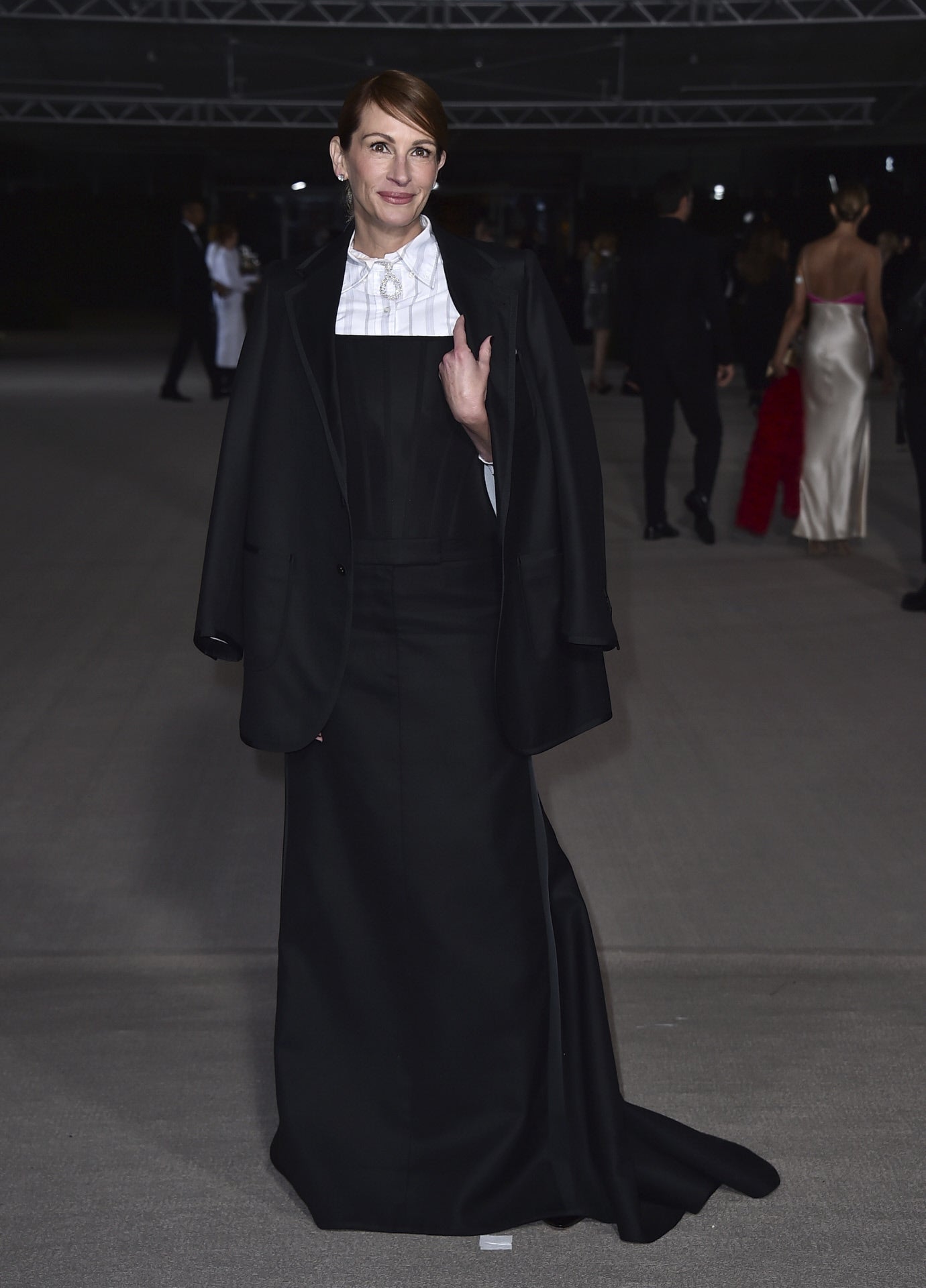 Julia Roberts, la gran homenajeada en la 'Museum Academy' Gala 2022,  optó por un original estilismo inspirado en un esmoquin, de Thom Browne.