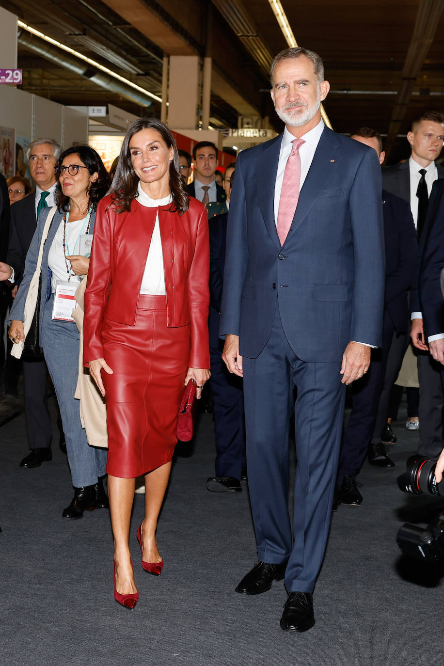 El miércoles, último día del viaje oficial a Alemania, los Reyes visitaban los stands de la Feria del Libro de Frankfurt. Doña Letizia elegía un conjunto de cazadora y falta con silueta lápiz, ambos de cuero en color rojo, de la firma Hugo Boss. La marca alemana ha sido la gran protagonista del armario de la reina en este viaje. Lo combinaba con una blusa blanca y con zapatos y bolso-cartera en color rojo. 