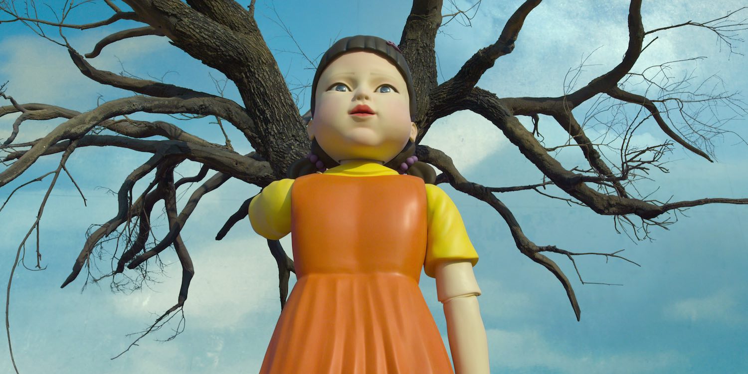 A la espera de una nueva temporada de 'El juego del calamar', esta escalofriante muñeca vuelve a ser una gran apuesta para la noche más terrorífica del año. Tanto chicas como chicos llevarán una camiseta amarilla bajo un vestido rojo o naranja, imitando el vestuario del icono de esta serie que nos dejó a todos aterrorizados.