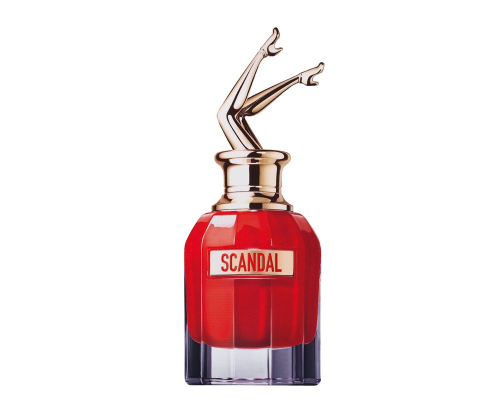 Scandal Le Parfum de Jean-Paul Gaultier (115,5 €, 100 ml). Una mandarina con un primer golpe de efecto del geranio, dando paso a un caramelo tostado y, para rematar, el irresistible revuelo que proyecta el haba tonca.