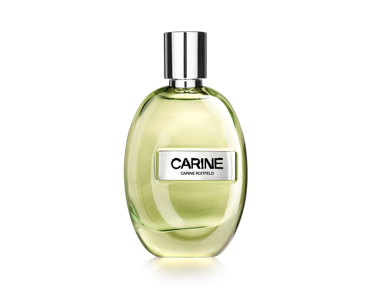 Carine de Carine Roitfeld Parfums (220 €, 90 ml, en 5th Essence Square). Un chipre floral libre de género, sensual, rebelde y adictivo, con notas de pachuli, el aroma fetiche de Carine Roitfeld, que se acentúan por un dúo amaderado elegante y terroso a base de vetiver y cashmeran. Las notas luminosas, chispeantes y frescas de las diferentes especias (pimienta rosa, cardamomo y pimienta negra de Madagascar) contrastan con las notas de madera negra. El toque final lo pone un bouquet de flores blancas compuesto por jazmín y gardenia.