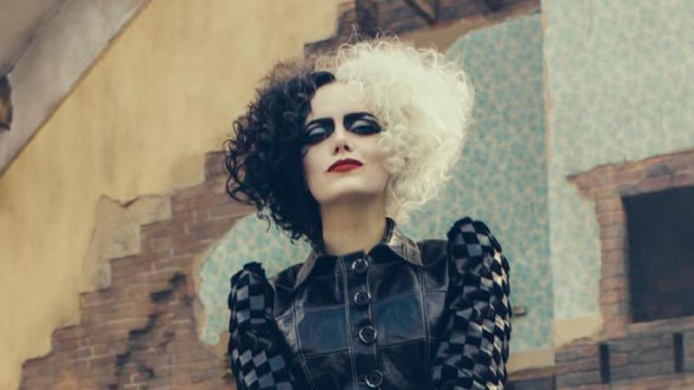 El personaje de Cruella de Vil, creado en 1956, ha vuelto a renacer (si es que alguien se había olvidado de él) gracias a la interpretación de Emma Stone el pasado 2021 en 'Cruella', donde conocemos el lado más humano de esta villana que nos ha robado el corazón. La estética con la que nos la presentaron en la película de Craig Gillespie ha hecho que un año más sean muchos los que quieran copiarle el look para Halloween.
