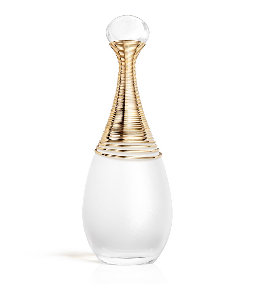 J’adore Parfum d’Eau de Dior (145 €, 100 ml). Una nueva versión ultra floral, cuya particularidad (y auténtica hazaña tecnológica) radica en que no contiene alcohol: solo agua y flores. Esta composición revolucionaria y patentada, obra y legado de François Demachy antes de jubilarse, ofrece sin embargo una persistencia similar a un Eau de Parfum.